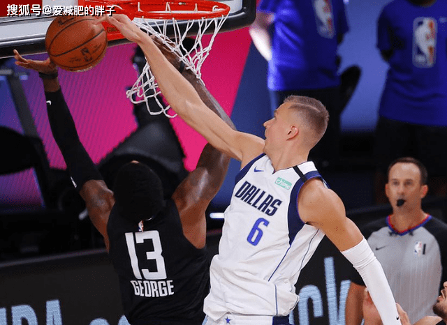  波尔津吉斯统治内线独行侠击败黄蜂队