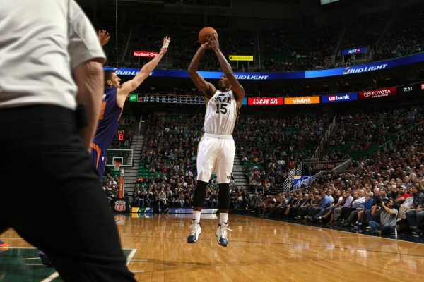  艾顿护框成功太阳主场击退爵士